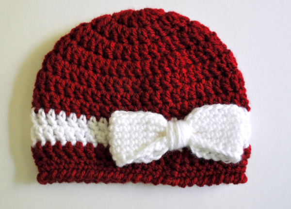 Topi beanie dengan pita rajutan